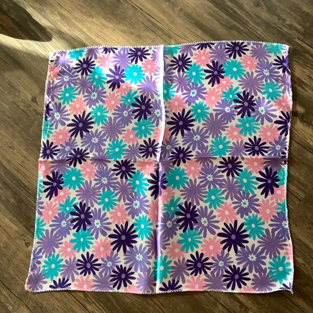 NWT Daisy Print Floral Square Neck Scarf Teal‎ Purple